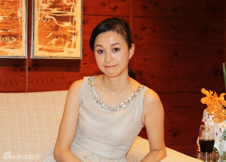 2、倪虹潔內(nèi)衣廣告:倪虹潔在《聽姐說》中稱因拍內(nèi)衣廣告很自卑，女性展示身材真的有錯(cuò)嗎？